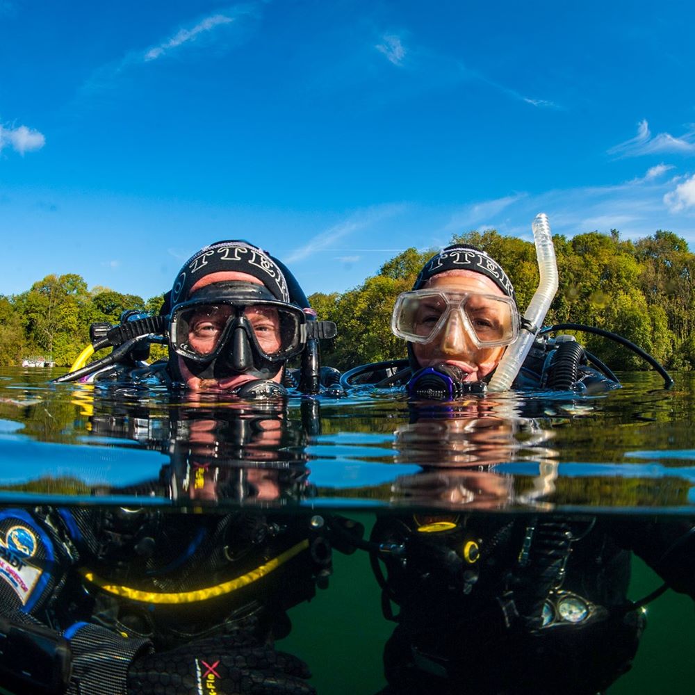 Relaxed scuba class getting ready to dive