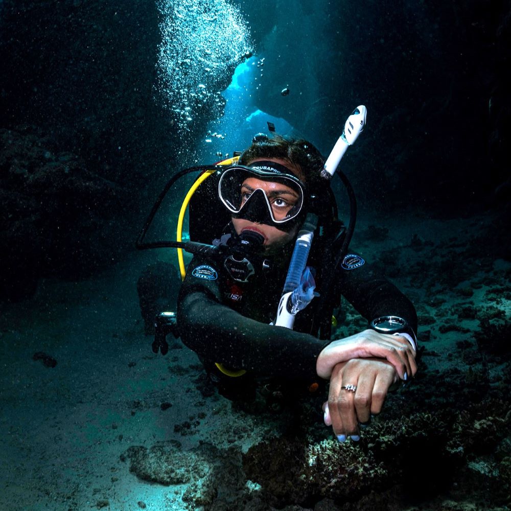 Beginner divers listening to a calm scuba lesson