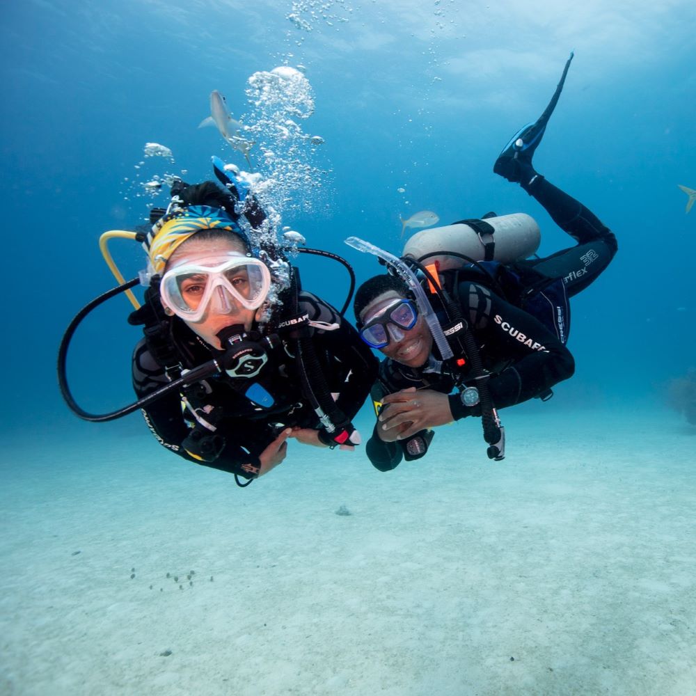 Underwater scuba class in controlled conditions